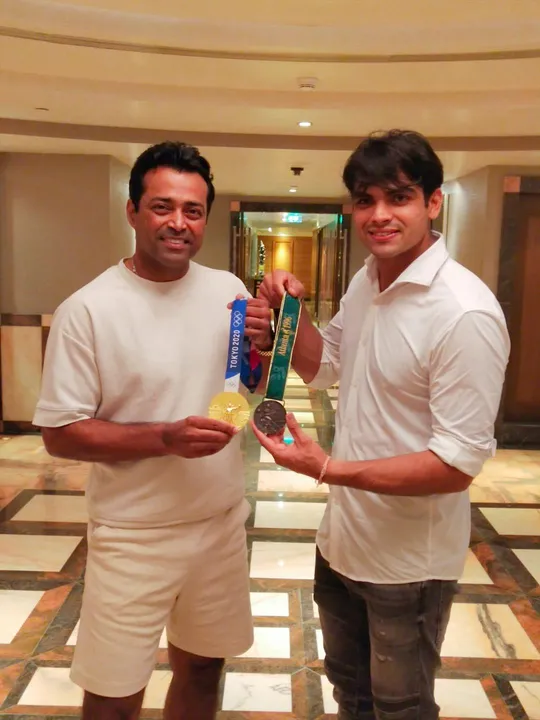 লিয়েন্ডার পেজের সঙ্গে ছবি শেয়ার করলেন নীরজ চোপড়া