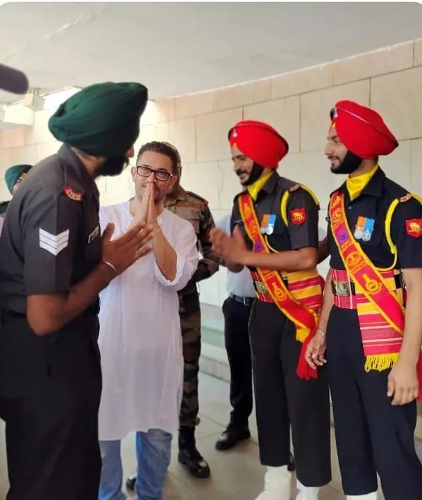 দিল্লিতে ন্যাশনাল ওয়ার মেমোরিয়াল প্রদক্ষিণ করল 'লাল সিং চড্ডা-র টিম