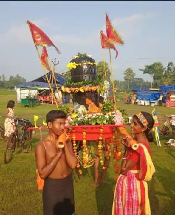 কেশপুরের বটেশ্বর শিব মন্দিরে জল ঢালতে ভক্তদের ভিড়