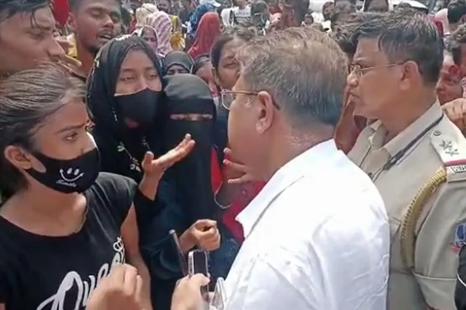 বিক্ষোভের মাঝে অসুস্থ এক ছাত্রী