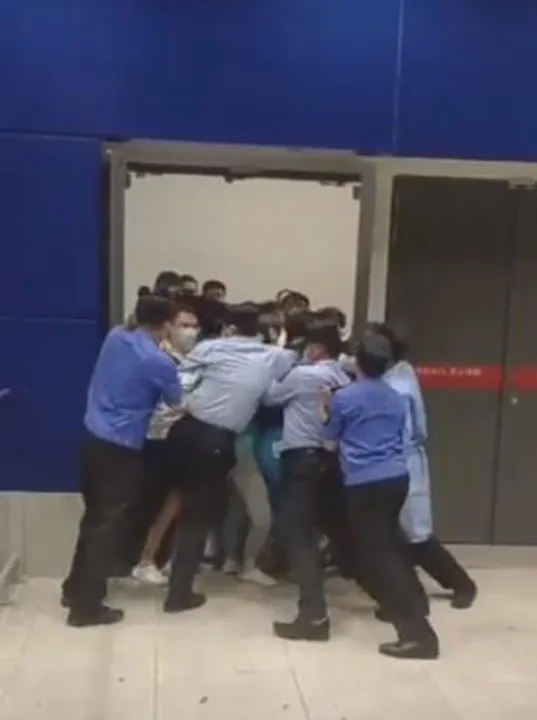 Viral Video: কোভিড ধরা পড়তেই জোর করে আটকানোর চেষ্টা চিনে