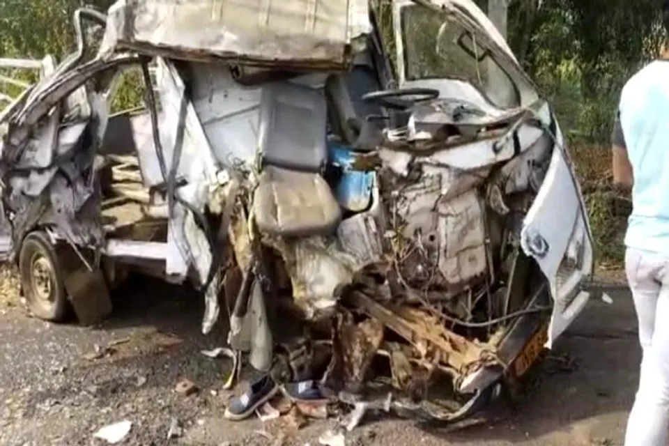 যাত্রীবাহী বাস ও ম্যাটাডোরের মুখোমুখি সংঘর্ষে আহত ম্যাটাডোরের চালকসহ একাধিক বাসযাত্রী