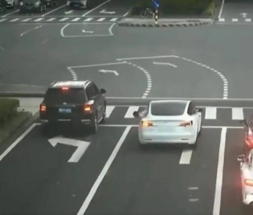 গাড়ির জানলা দিয়ে পড়ে গেলো ছোট্ট মেয়ে, মাঝ রাস্তায় ভয়াবহ দৃশ্য