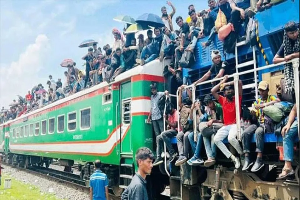 অতিরিক্ত যাত্রীর ভিড়ে ভাঙল বগির চাকার স্প্রিং