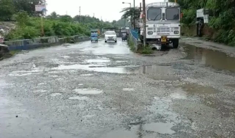 লাগাতার বৃষ্টিতে রাস্তার বেহাল দশা, বিপাকে স্থানীয়রা