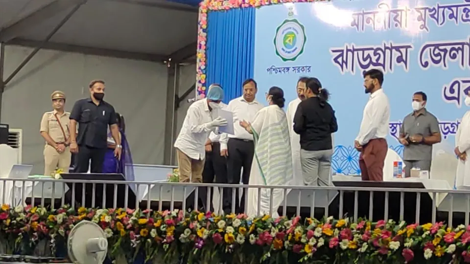 ঝাড়গ্রামে আদিবাসী গুণীজনদের সংবর্ধনা জানালেন মুখ্যমন্ত্রী মমতা বন্দ্যোপাধ্যায়