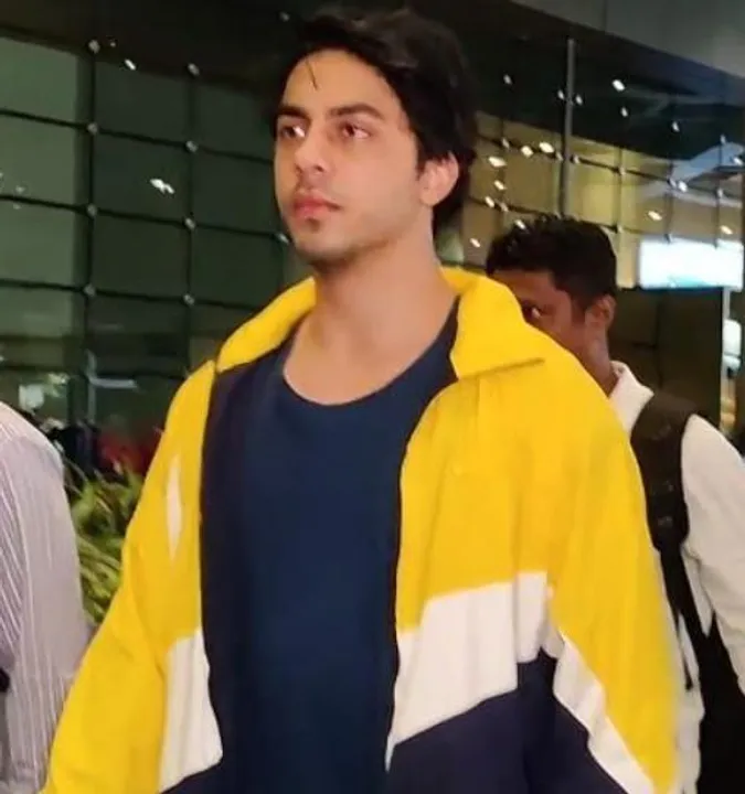 অভিভূত ভক্ত আরিয়ান খানের হাতে চুমু খেলেন, দেখুন ছবি