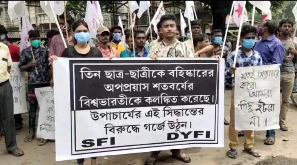 বিশ্বভারতীতে উপাচার্যের বাড়ির সামনে টানা ৪ দিন ধরে চলছে ছাত্র আন্দোলন