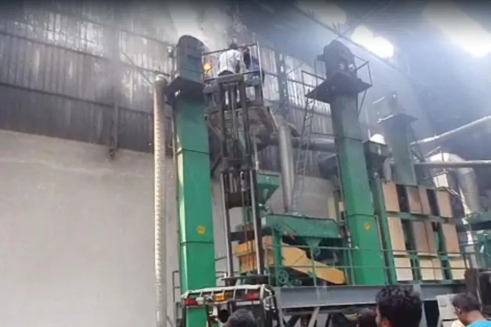 ভয়াবহ আগুন, খবর পেয়েই ছুটল দমকল