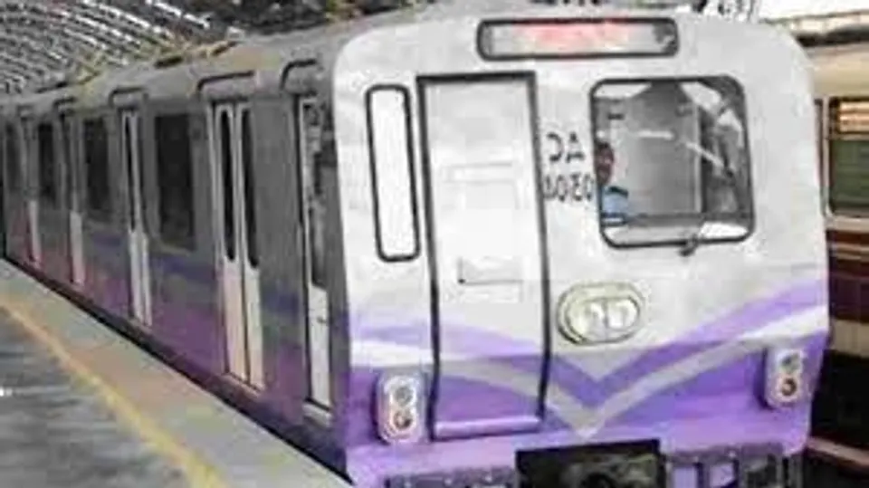 রাতে আরও ১ ঘন্টা বাড়ল মেট্রো পরিষেবা