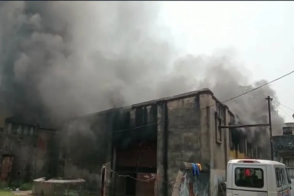 গুদামে আগুন লাগায় এলাকায় চাঞ্চল্য