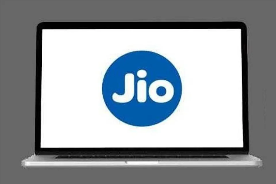 জিও বুক লঞ্চ করতে চলেছে রিলায়েন্স জিও