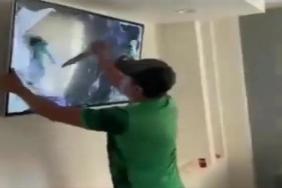 নেদারল্যান্ডের হার: টিভি ভাঙল ভক্ত- দেখুন ভিডিও