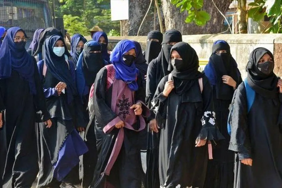 হিজাব নিষেধাজ্ঞা বহাল রাখার আবেদনে স্থগিতাদেশ জারি করলো আদালত