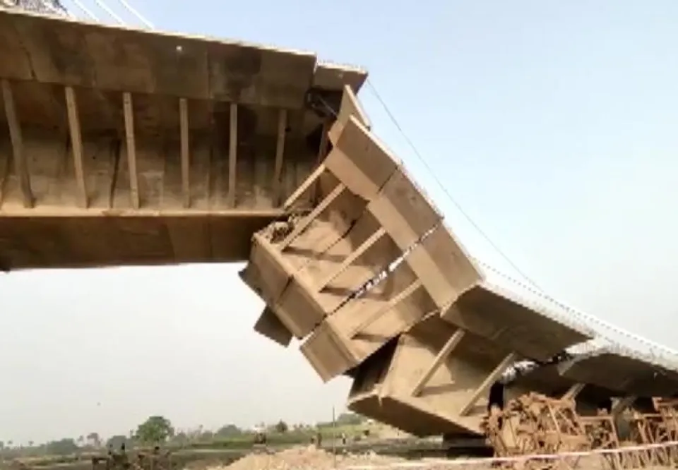 বজ্রবিদ্যুৎ-সহ বৃষ্টির জেরে ভেঙে পড়ল নির্মীয়মাণ সেতুর একাংশ!
