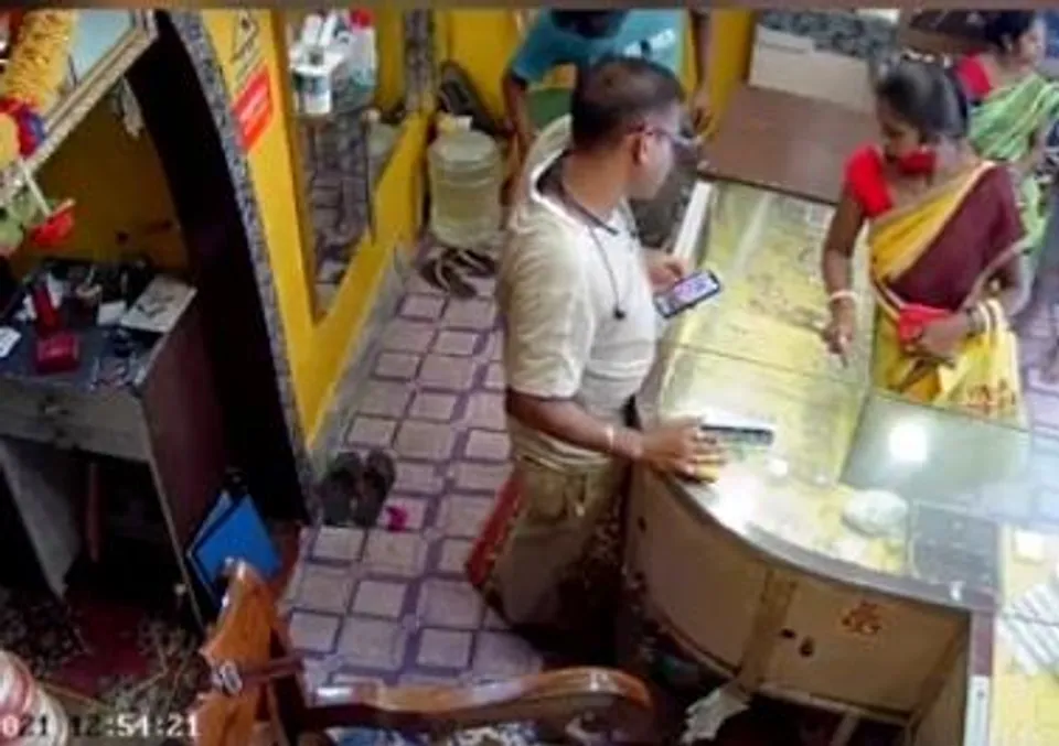 অভিনব কায়দায় সোনার দোকানে সোনা চুরি