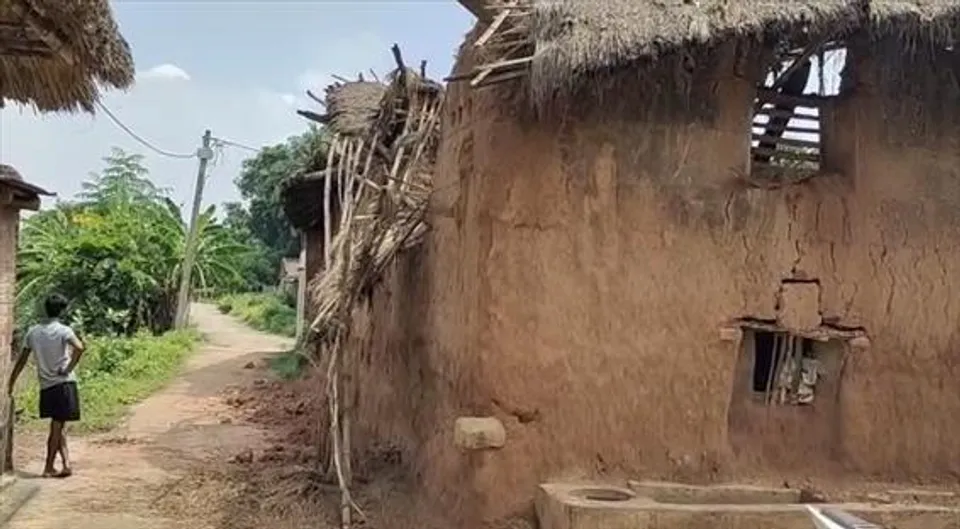 বিপদজনক মাটির পরিত্যক্ত বাড়ি ঘিরে আশঙ্কায় এলাকাবাসী