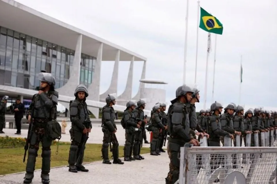 ব্রাজিলের প্রেসিডেন্টের বাসভবন থেকে সৈন্য সরিয়ে দিলেন লুলা