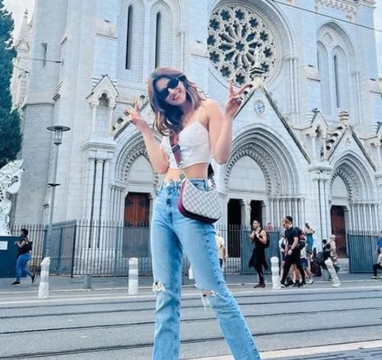 পারিবারিক ছুটি কাটানোর মুহুর্ত ভাগ করলেন কৃতি স্যানন