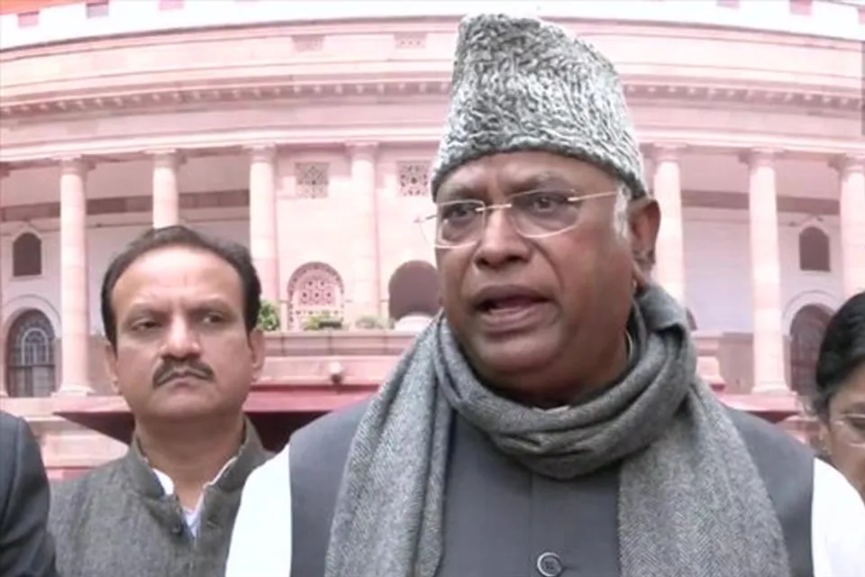 প্রধানমন্ত্রীর বক্তব্যের পাল্টা ওয়াকআউট করলেন কংগ্রেস সাংসদরা!