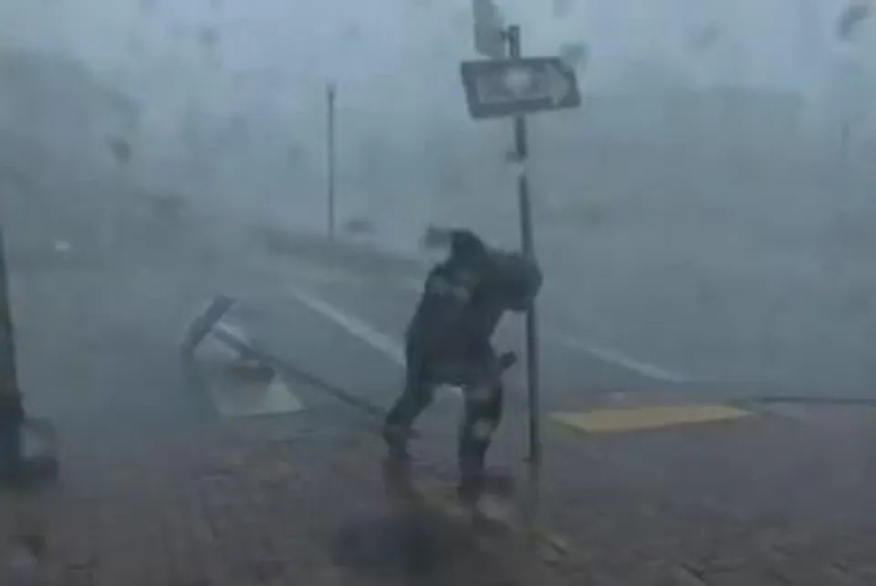 হ্যারিকেন ইয়ান উড়িয়ে নিয়ে যাচ্ছে আবহাওয়াবিদ সাংবাদিক জিম ক্যান্টরকে, ভাইরাল ভিডিও