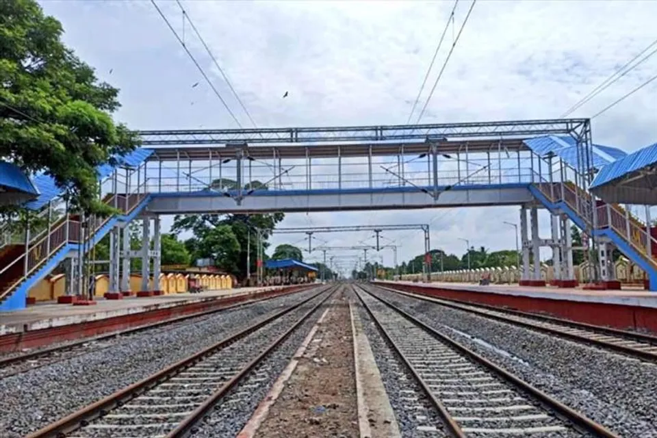 রেললাইন পার করার সময় দুর্ঘটনায় মৃত্যু যুবকের