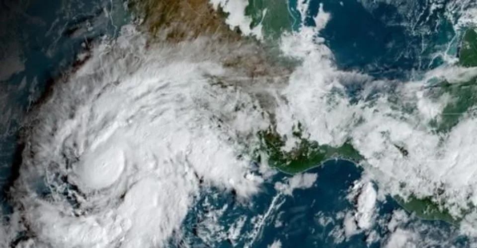 আঘাত হানতে চলেছে হারিকেন Roslyn