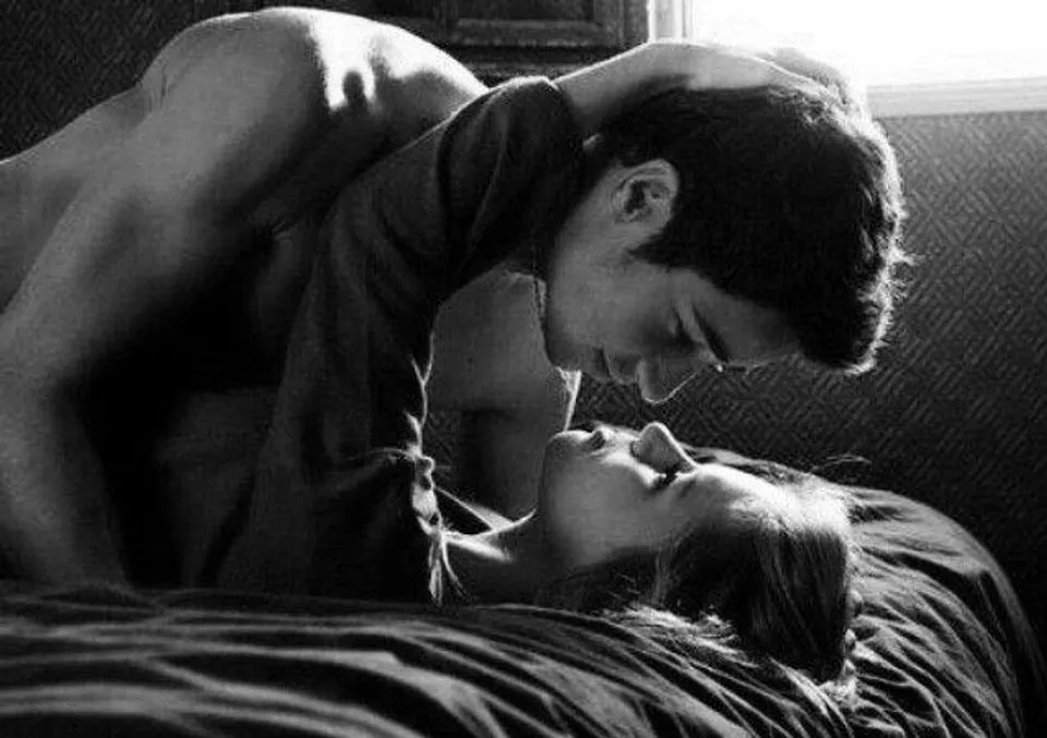 চোখেচোখ রেখে আদর করুন