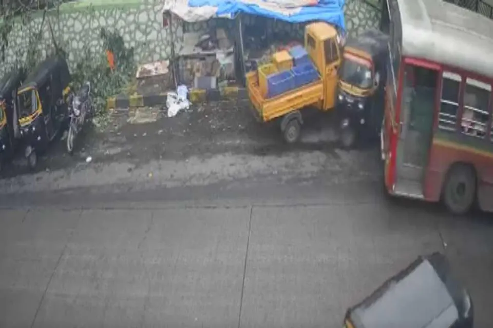 বীরভূমের পর ফের একবার বাস অটো সংঘর্ষ, আহত একাধিক- দেখুন ভিডিও