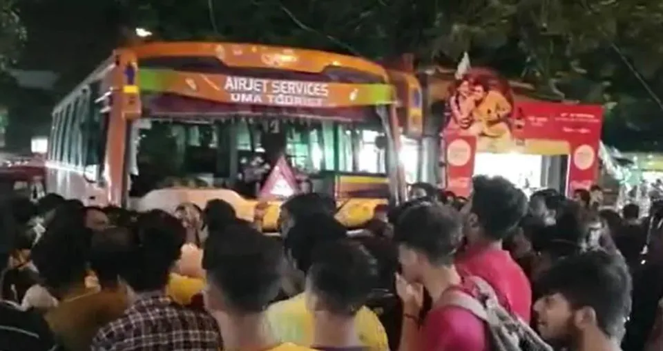 রিক্সা-বাইকে ধাক্কা বাসের, ঘটনা ঘিরে রণক্ষেত্র বনহুগলি এলাকা