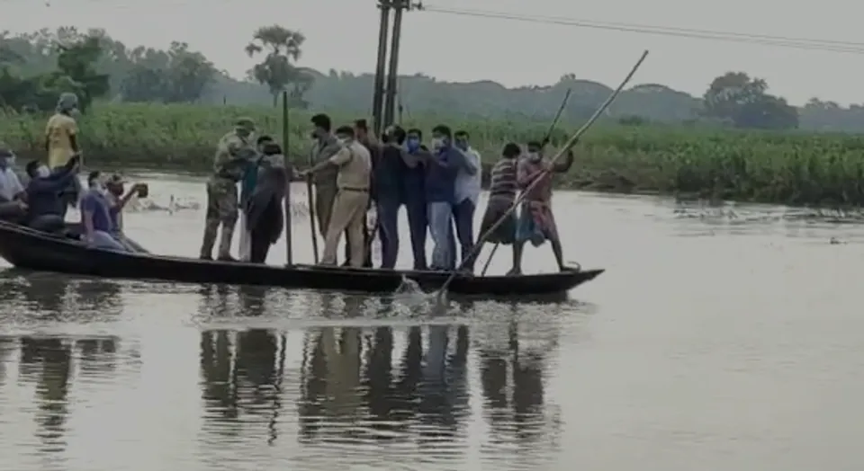 ঘাটালের মনসুকায় বন্যা পরিদর্শনে সাংসদ তথা অভিনেতা দেব
