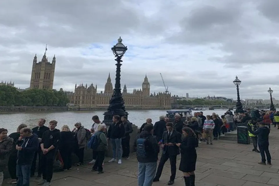 রানীকে শেষবার দেখতে ওয়েস্টমিন্সটারে লম্বা লাইন