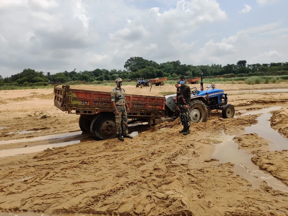 মেদিনীপুরে অবৈধ খননের বিরুদ্ধে পুলিশি অভিযান