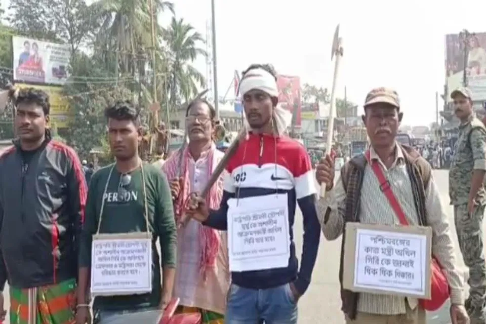 অখিল গিরির বহিষ্কারের দাবি, বিক্ষোভ চন্দ্রকোনার ক্ষীরপাইয়ে
