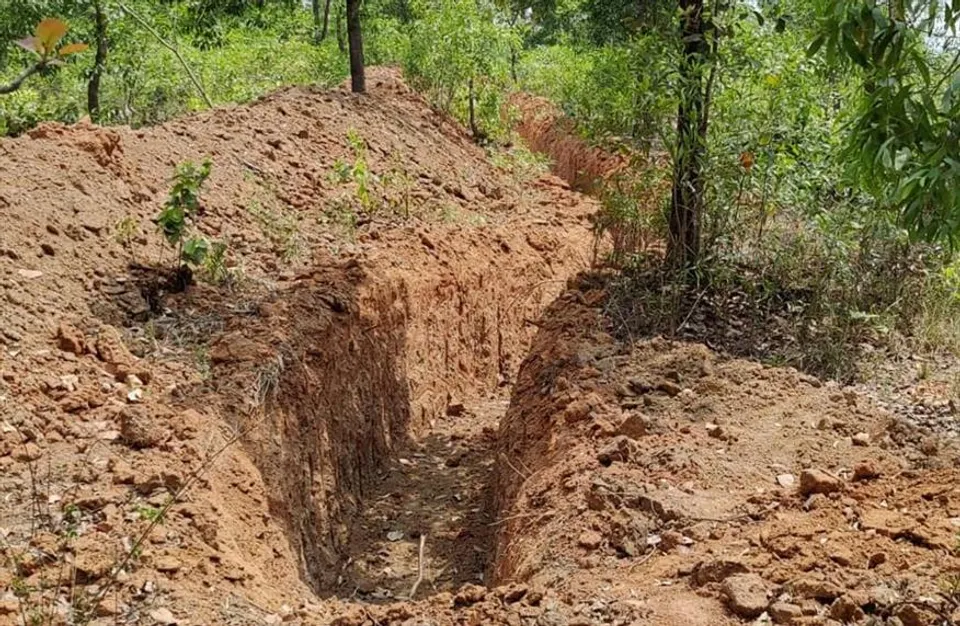 বৈদ্যুতিক ফেন্সিংয়ের পর হাতির হানা রুখতে পশ্চিম মেদিনীপুরে কাটা হল পরিখা