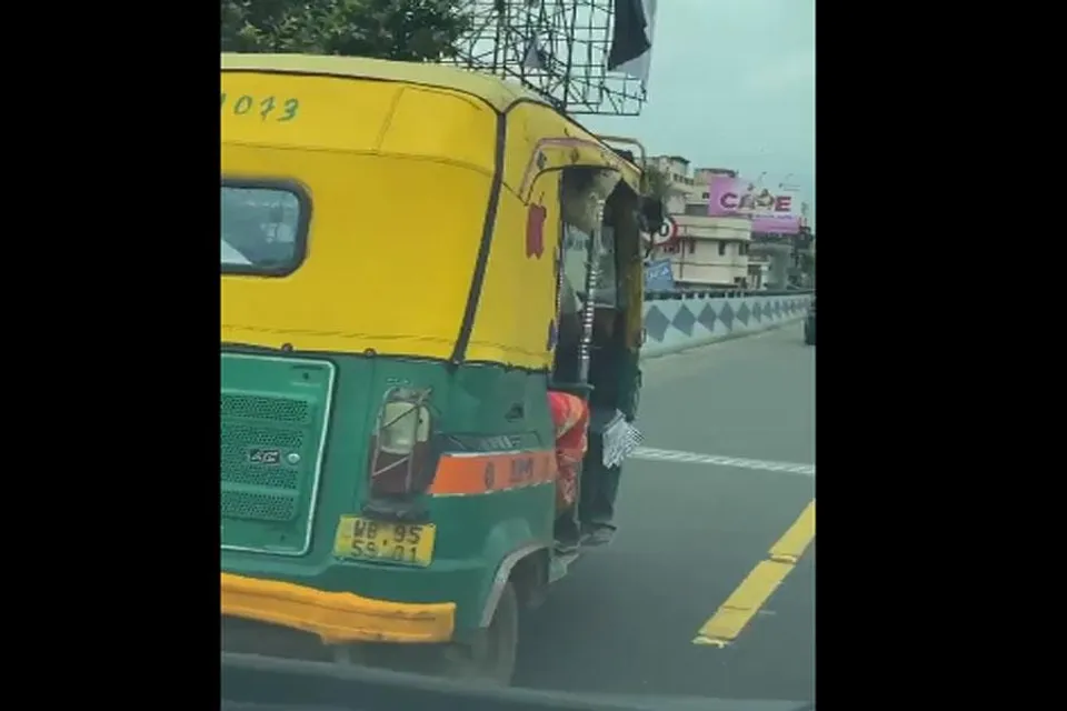 অসময়ে মা ফ্লাইওভারের ওপর দিয়ে যাত্রী নিয়ে ছুটছে অটো!
