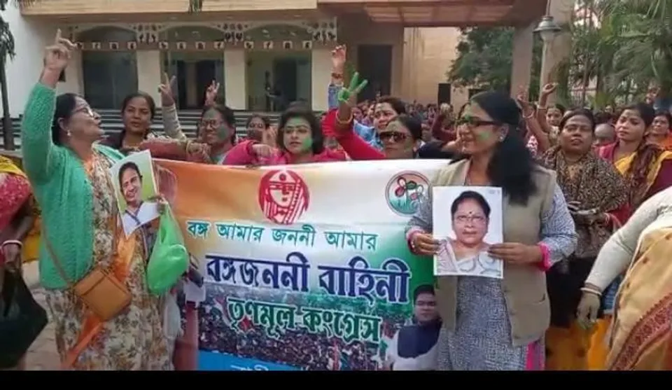 উল্লাসে মাতোয়ারা বঙ্গজনির মহিলারা