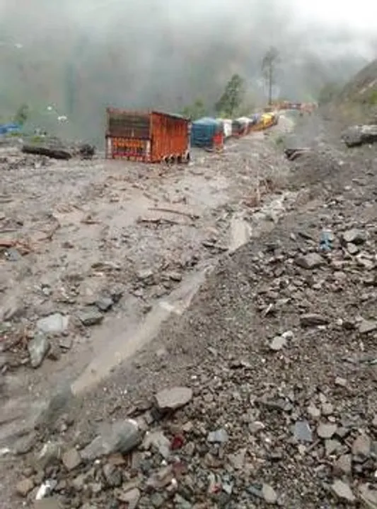 লাগাতার বৃষ্টিতে ধস নেমে বন্ধ জম্মু-শ্রীনগর জাতীয় সড়ক