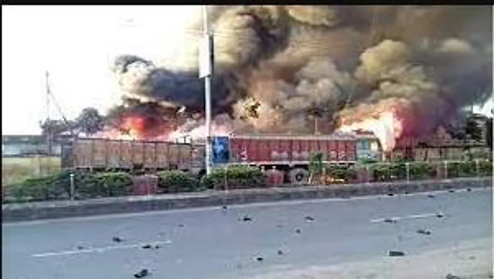 উত্তর ২৪ পরগনার পেট্রাপোল সীমান্তে টার্মিনাসে দাঁড়িয়ে থাকা পণ্যবাহী ট্রাকে আগুন
