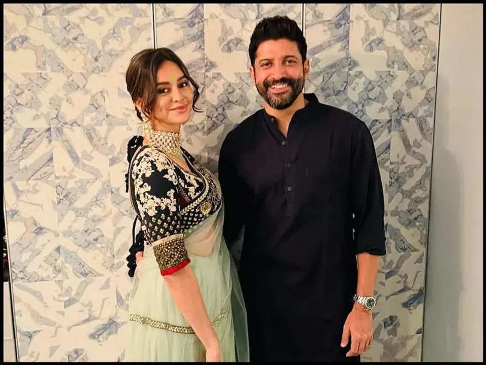 শিবানী দান্ডেকরের সঙ্গে সোয়াগে পোজ দিলেন ফারহান আখতার