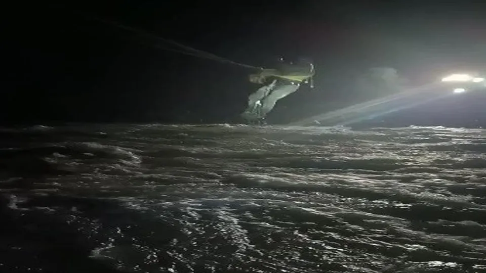 খরস্রোতা নদীর ওপর ব়্যাপেলিং সেনার, রইলো রোমহর্ষক ভিডিও