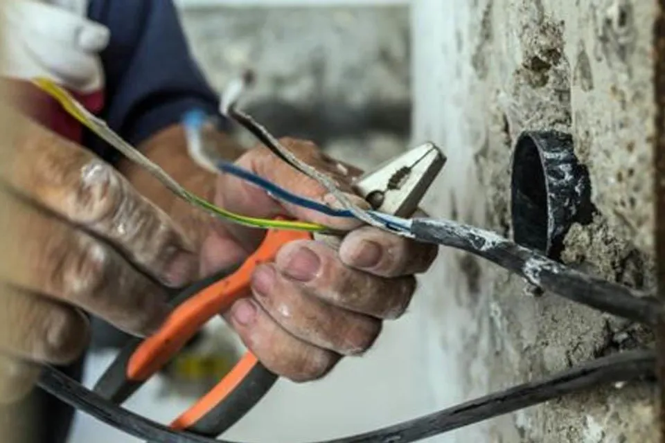 বিদ্যুৎস্পৃষ্ট হয়ে মৃত ২, জখম ১