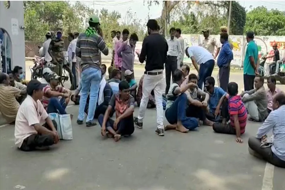 সাকতোড়িয়ায় ইসিএল কর্মীদের বিক্ষোভ