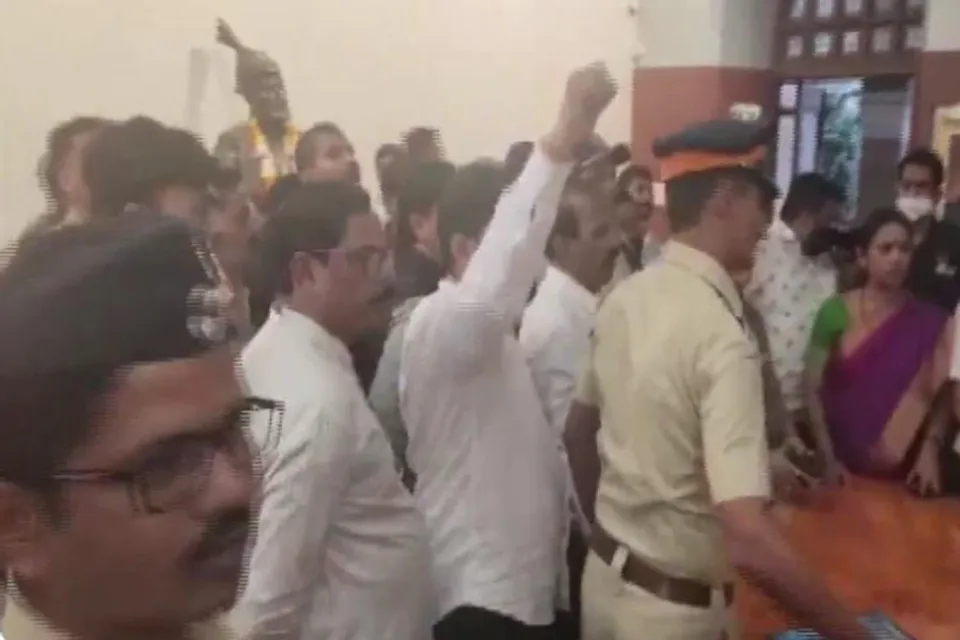 শিবসেনার উভয় গোষ্ঠীর মধ্যে সংঘর্ষ- সামনে এল ভিডিও