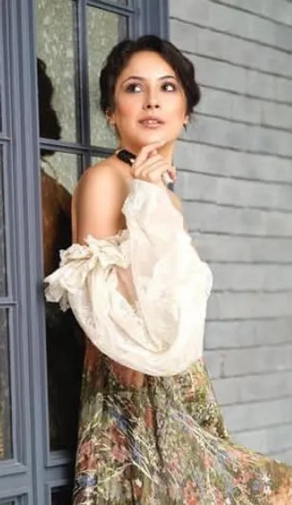 মাড বাথে ব্যস্ত শেহনাজ গিল দেখুন