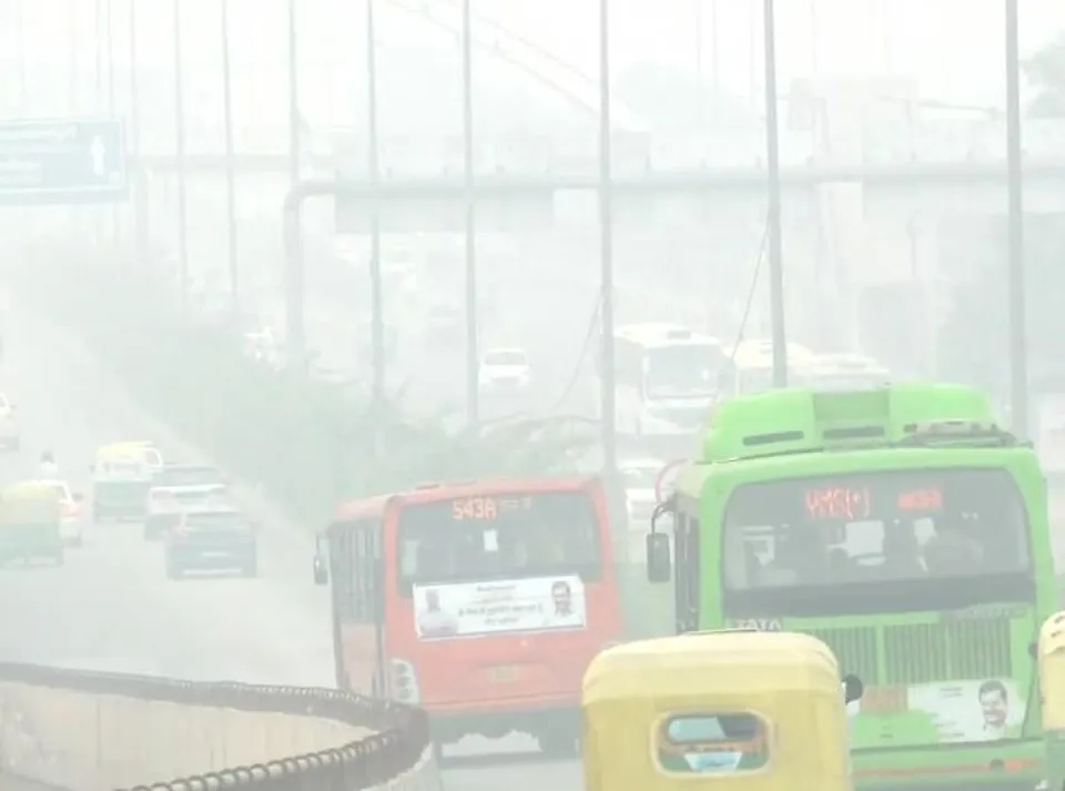 কালো ধোঁয়ায় ঢেকেছে দিল্লি, দূষণের মাত্রা আরও বাড়ল