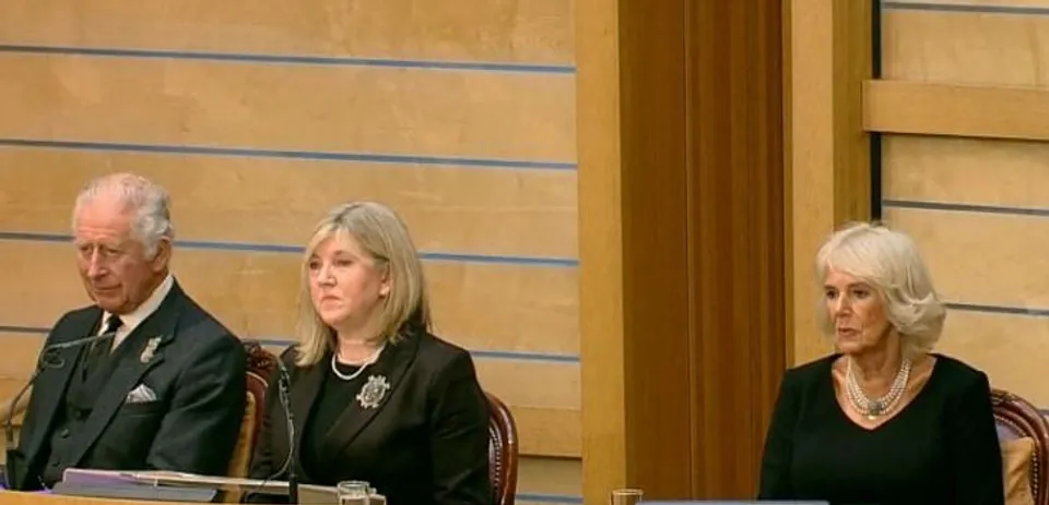 রাজা চার্লস এবং রানী কনসোর্ট স্কটিশ পার্লামেন্টে পৌঁছেছেন