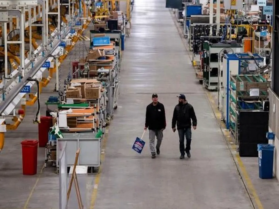 বকেয়া মজুরি, ব্যাপক ছাঁটাইয়ের কারণে বড় ধরনের অস্থিরতার মুখে চীনের অর্থনীতি