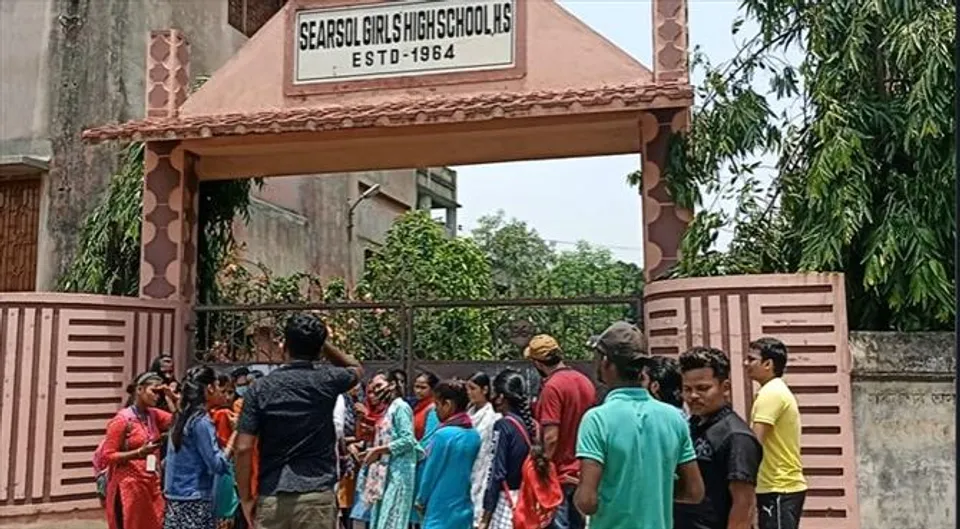 উচ্চমাধ্যমিকের ফলাফলের পর চরম হতাশা গ্রস্ত সিয়ারসোল গার্লস হাই স্কুলের ছাত্রীরা