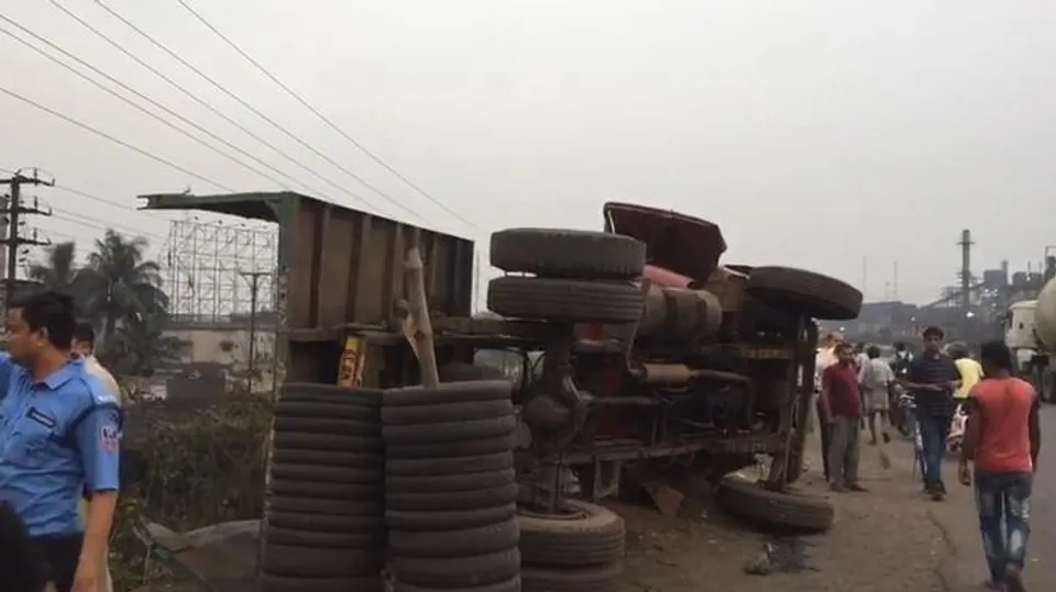 নিয়ন্ত্রণ হারিয়ে পণ্যবোঝাই ডাম্পার উল্টে যাওয়ায় নিহত ২, আহত ৯